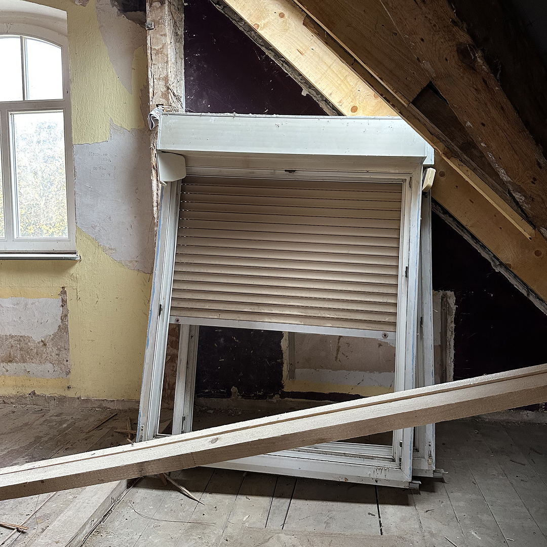 Alte Rollläden aus dem Tierheim Ahlum Ausgebaute, alte Rollläden im zukünftigen Katzenhaus des Tierheims Ahlum vor dem Einbau neuer Fenster