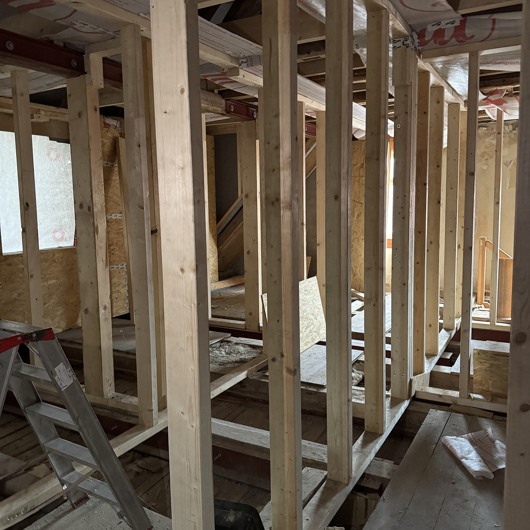 Baufortschritt im Inneren des neuen Katzenhauses Holzkonstruktion und neue Wände im Innenbereich des zukünftigen Katzenhauses