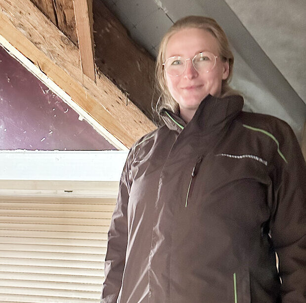 Vorstand des Tierheims Ahlum vor Ort Iris Volk steht in einem renovierungsbedürftigen Raum mit altem Fensterrahmen im Tierheim Ahlum