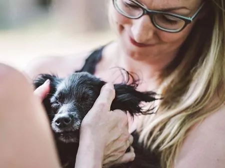 Frau Kersten vom Allgemeinen Tierhilfsdienst hält einen kleinen Hund